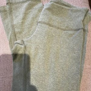 Lululemon hunter green cropped leggings